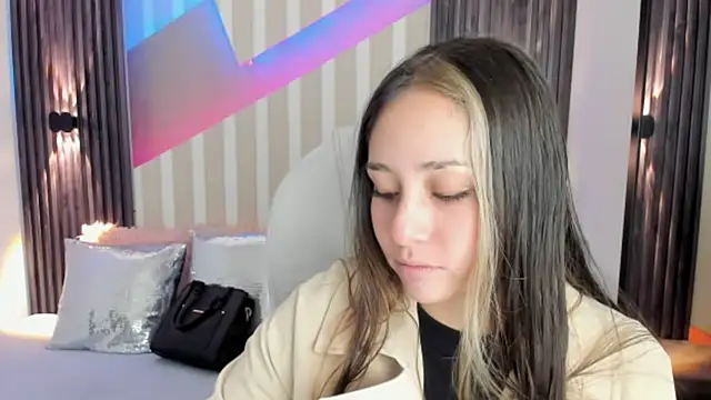 Snapshot of emily_layton chatting on 10/13/25, 02:39 emily layton online show from 10/13/25, 02:39