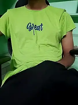 Snapshot of Smartboi007 chatting on 12/08/24, 06:33 Smartboi007 online show from 12/08/24, 06:33