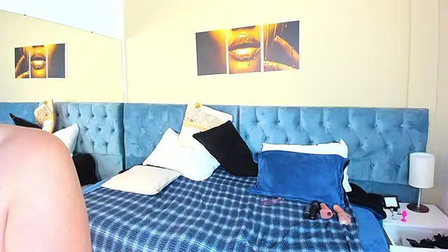 Sam and molly  online show from 12/01/24, 10:43