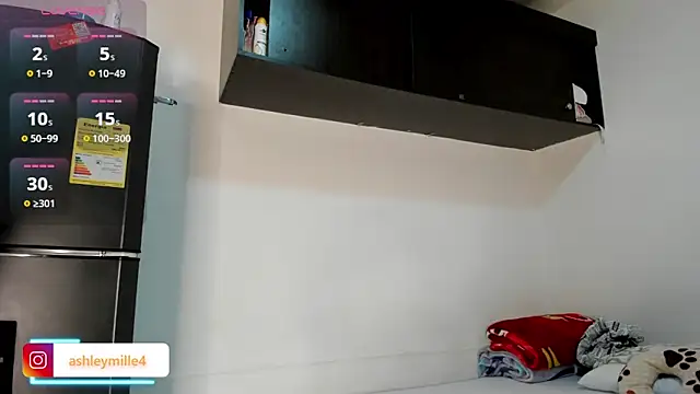 Snapshot of _ashleymiller chatting on 11/06/25, 07:15 ashleymiller online show from 11/06/25, 07:15