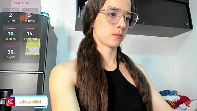 Snapshot of _ashleymiller chatting on 11/21/25, 06:50 ashleymiller online show from 11/21/25, 06:50