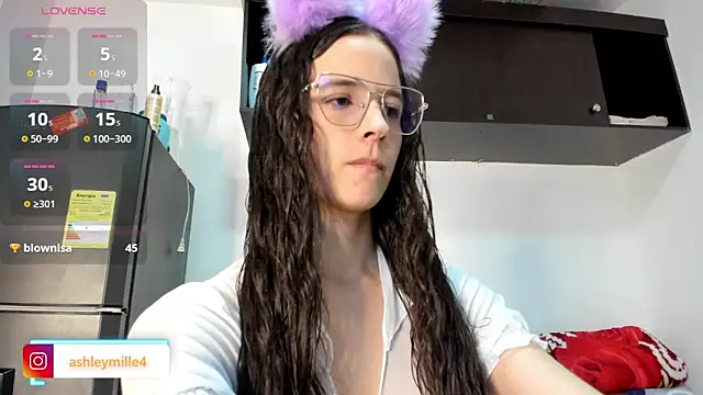Snapshot of _ashleymiller chatting on 12/05/25, 07:10 ashleymiller online show from 12/05/25, 07:10