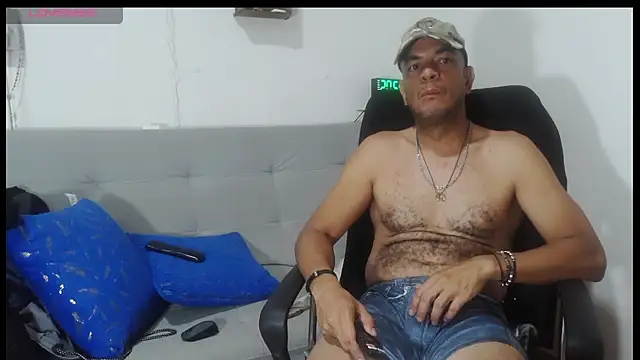 Snapshot of latinmartin73 chatting on 05/19/26, 01:56 latinmartin73 online show from 05/19/26, 01:56