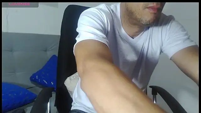 Snapshot of latinmartin73 chatting on 05/26/26, 01:01 latinmartin73 online show from 05/26/26, 01:01