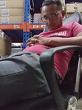 Snapshot of Andresguz35 chatting on 10/18/25, 05:03 Andresguz35 online show from 10/18/25, 05:03