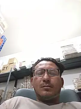 Snapshot of Andresguz35 chatting on 10/22/25, 04:29 Andresguz35 online show from 10/22/25, 04:29