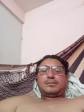 Snapshot of Andresguz35 chatting on 10/23/25, 04:34 Andresguz35 online show from 10/23/25, 04:34