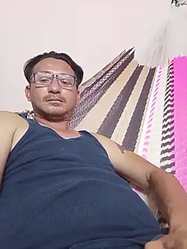 Snapshot of Andresguz35 chatting on 10/27/25, 01:53 Andresguz35 online show from 10/27/25, 01:53