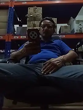 Snapshot of Andresguz35 chatting on 10/30/25, 10:32 Andresguz35 online show from 10/30/25, 10:32