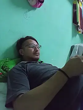 Snapshot of Andresguz35 chatting on 11/15/25, 04:10 Andresguz35 online show from 11/15/25, 04:10