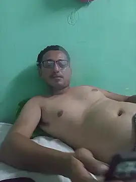 Snapshot of Andresguz35 chatting on 11/18/25, 02:50 Andresguz35 online show from 11/18/25, 02:50