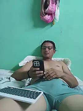 Snapshot of Andresguz35 chatting on 12/05/25, 06:00 Andresguz35 online show from 12/05/25, 06:00