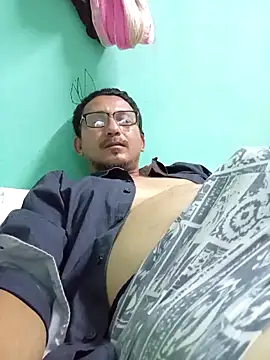 Snapshot of Andresguz35 chatting on 12/19/25, 06:53 Andresguz35 online show from 12/19/25, 06:53