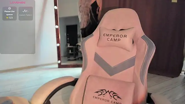 Lana Younes online show from 11/24/25, 10:48