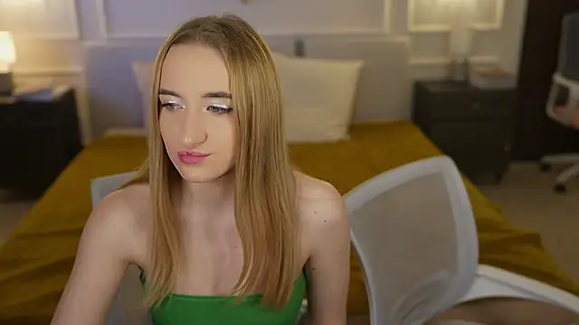 Snapshot of Michelle_054 chatting on 02/10/25, 12:18 Michelle 054 online show from 02/10/25, 12:18