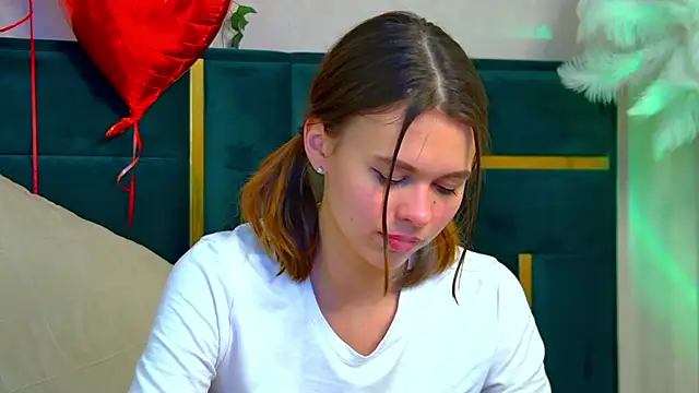 Snapshot of PollyLanders chatting on 02/11/25, 01:10 PollyLanders online show from 02/11/25, 01:10