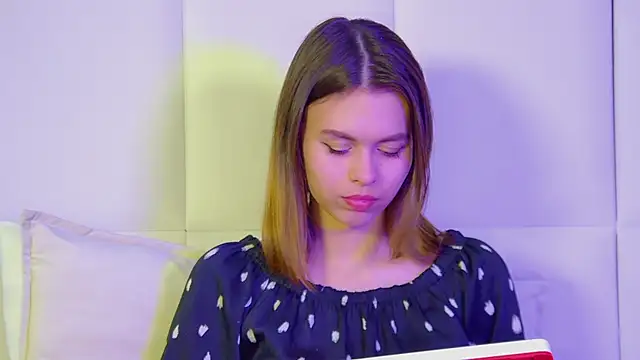 Snapshot of PollyLanders chatting on 03/17/25, 06:32 PollyLanders online show from 03/17/25, 06:32