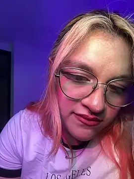 Snapshot of SophiaWeestt99 chatting on 06/22/26, 03:25 SophiaWeestt99 online show from 06/22/26, 03:25
