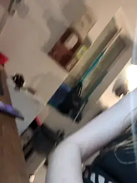 Snapshot of ElektrikFrancaise chatting on 12/21/25, 04:03 ElektrikFrancaise online show from 12/21/25, 04:03