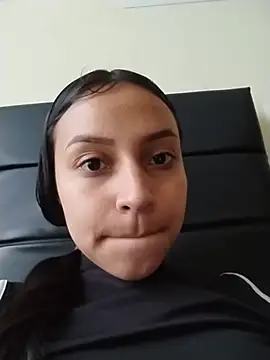 Snapshot of emma_ambar chatting on 10/30/25, 04:19 emma ambar online show from 10/30/25, 04:19