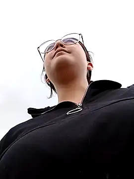 lara moon25 online show from 12/26/24, 04:04