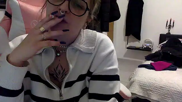 Snapshot of vanillesoumise chatting on 02/11/25, 08:42 vanillesoumise online show from 02/11/25, 08:42