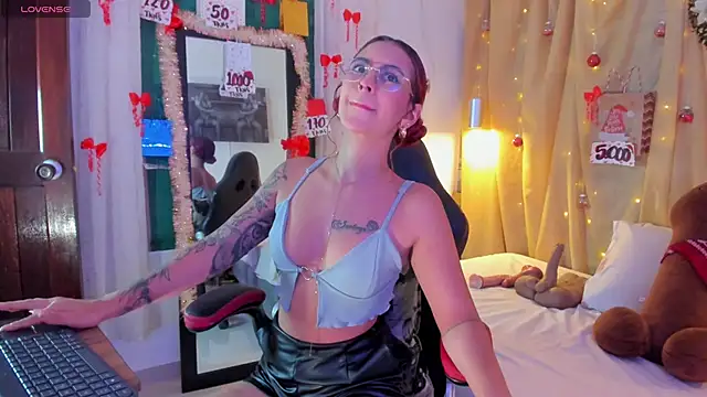 Snapshot of Sophiee_Hill chatting on 12/19/25, 08:05 Sophiee Hill online show from 12/19/25, 08:05