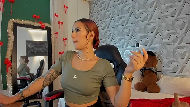 Snapshot of Sophiee_Hill chatting on 01/14/26, 06:19 Sophiee Hill online show from 01/14/26, 06:19