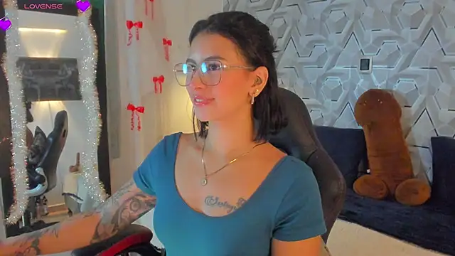 Sophiee Hill online show from 04/21/26, 08:42