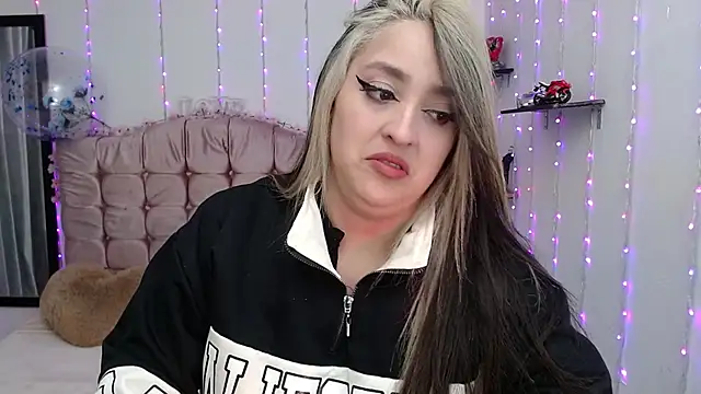 Snapshot of sapphire_lilac chatting on 12/24/24, 06:44 sapphire lilac online show from 12/24/24, 06:44