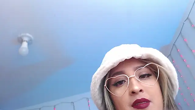 Snapshot of sapphire_lilac chatting on 03/10/25, 01:34 sapphire lilac online show from 03/10/25, 01:34