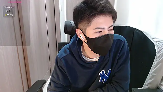 Snapshot of ryota_kkk chatting on 03/21/25, 02:29 ryota kkk online show from 03/21/25, 02:29