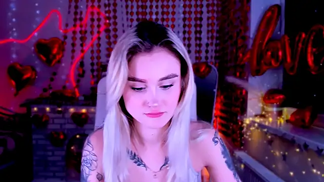 Snapshot of _Ravenaa chatting on 02/19/25, 01:17 Ravenaa online show from 02/19/25, 01:17