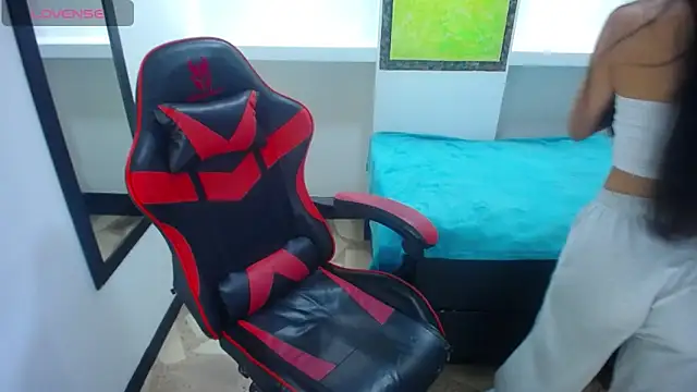 Snapshot of Catalehia_Milk chatting on 02/26/25, 08:33 Catalehia Milk online show from 02/26/25, 08:33