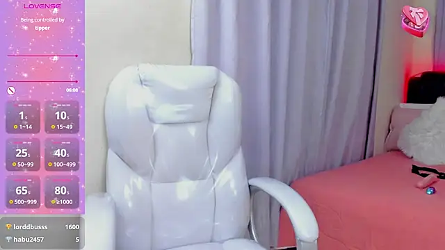 Snapshot of Hot_beauty__ chatting on 01/25/25, 05:51 Hot beauty online show from 01/25/25, 05:51