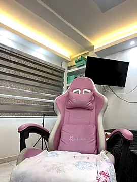 Snapshot of Hot_beauty__ chatting on 11/13/25, 08:08 Hot beauty online show from 11/13/25, 08:08