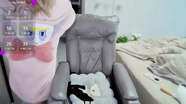 Xiaoyu-G online show from 03/12/25, 09:02