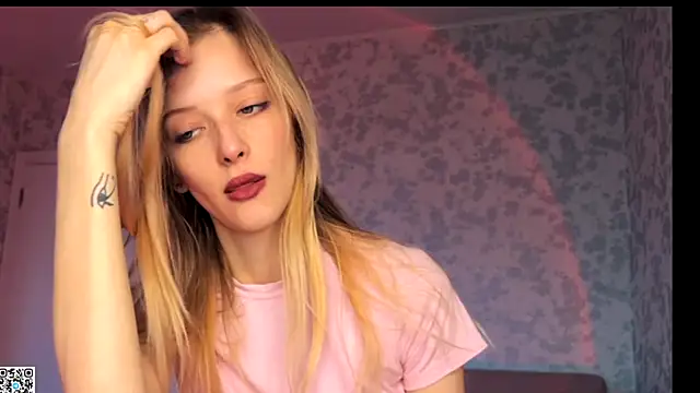 Snapshot of Evvie_Summn1 chatting on 11/23/25, 06:46 Evvie Summn1 online show from 11/23/25, 06:46