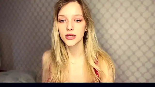 Snapshot of Evvie_Summn1 chatting on 12/16/25, 10:20 Evvie Summn1 online show from 12/16/25, 10:20