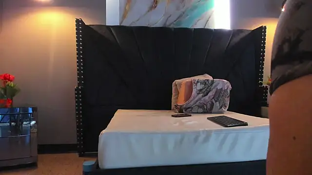 MAHIASMITH13 online show from 12/15/25, 01:04