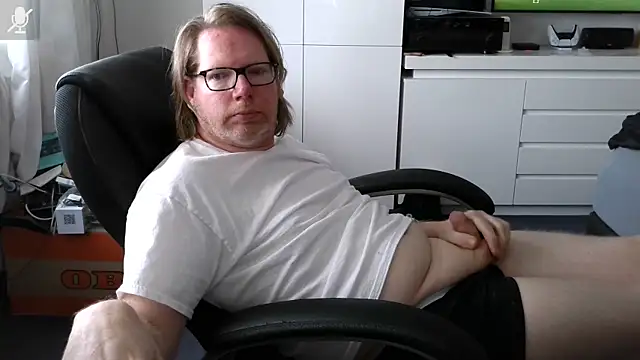 Snapshot of VSteph chatting on 04/25/26, 12:19 VSteph online show from 04/25/26, 12:19