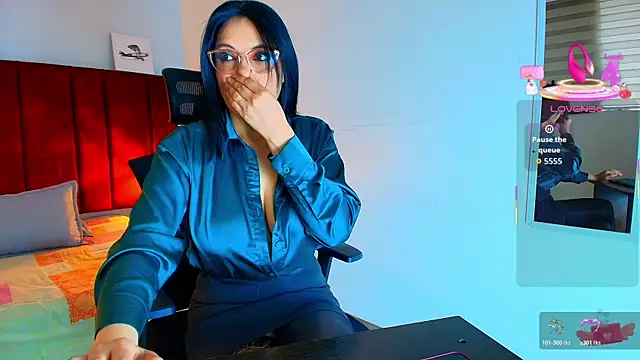 Snapshot of Zuzana21 chatting on 10/28/25, 12:52 Zuzana21 online show from 10/28/25, 12:52