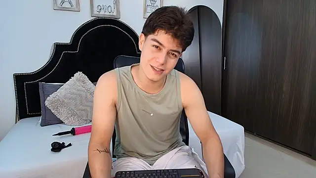 Snapshot of MaxxiCruz chatting on 09/13/25, 01:27 MaxxiCruz online show from 09/13/25, 01:27