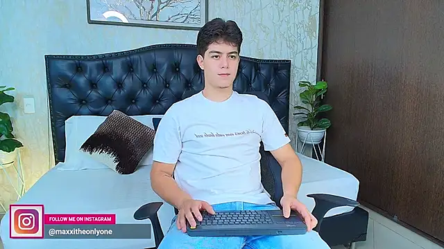 Snapshot of MaxxiCruz chatting on 10/04/25, 03:48 MaxxiCruz online show from 10/04/25, 03:48