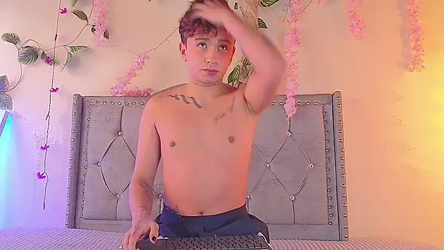 Snapshot of daimond_01 chatting on 11/14/25, 07:01 daimond 01 online show from 11/14/25, 07:01