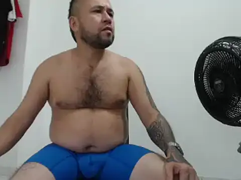 Snapshot of very2_sexy chatting on 12/10/24, 09:00 very2 sexy online show from 12/10/24, 09:00