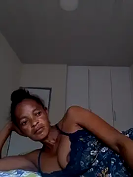 Snapshot of sweets_80 chatting on 10/27/25, 03:43 sweets 80 online show from 10/27/25, 03:43