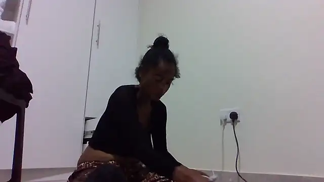 Snapshot of sweets_80 chatting on 11/29/25, 10:13 sweets 80 online show from 11/29/25, 10:13