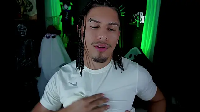 Snapshot of Aaronfox_x chatting on 10/25/25, 10:37 Aaronfox x online show from 10/25/25, 10:37