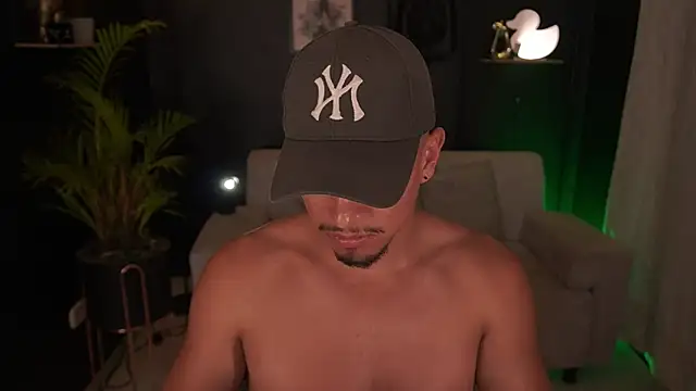 Snapshot of Aaronfox_x chatting on 11/03/25, 11:04 Aaronfox x online show from 11/03/25, 11:04